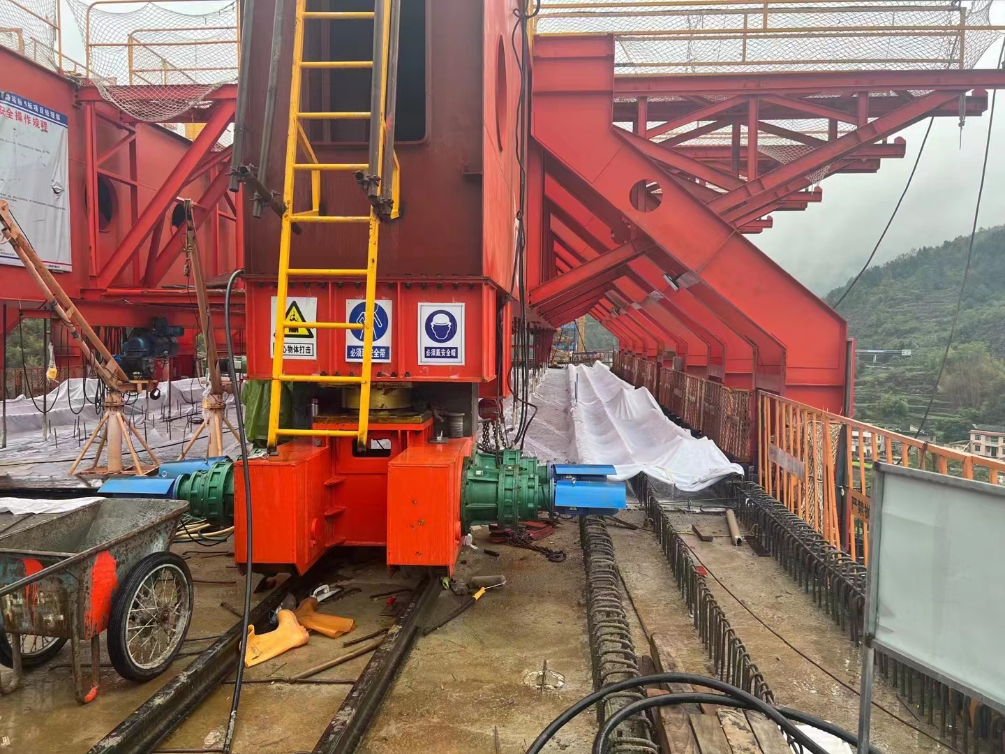 黑龙江齐齐哈尔移动模架厂家 模架预拱度管控 护航箱梁线形平顺